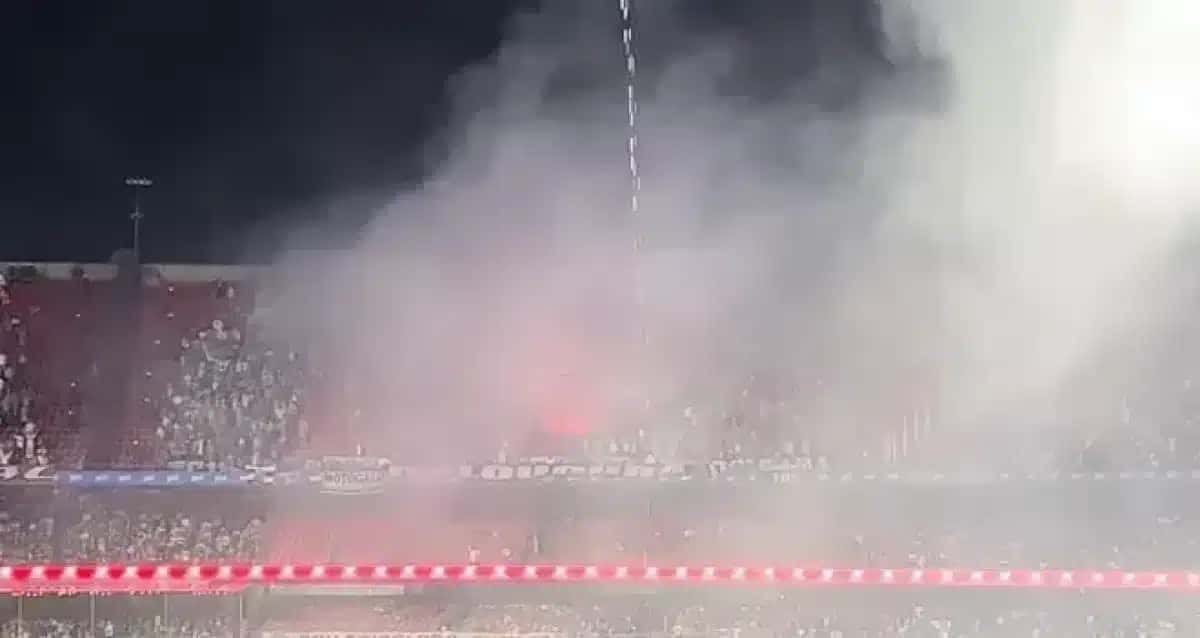 Torcedores do Atlético acenderam sinalizadores durante jogo contra o São Paulo