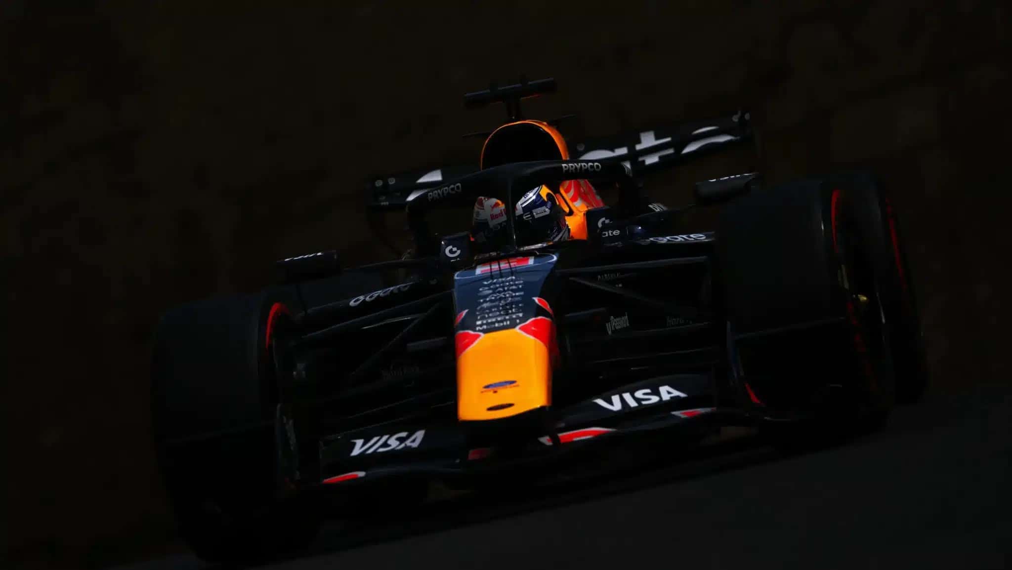 Verstappen bate Russell e lidera último treino no Azerbaijão