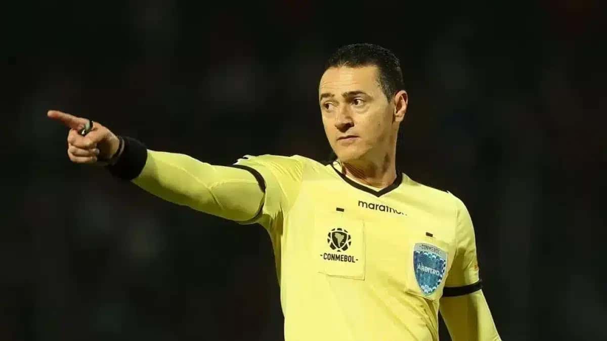 Wilmar Roldán apita a partida entre LDU e Palmeiras, em Quito