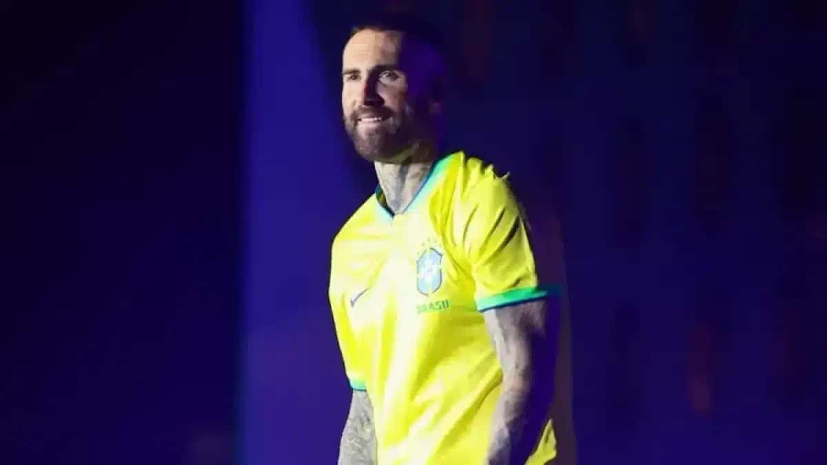 Adam Levine usa camisa do Brasil no show do Maroon 5 em 2023