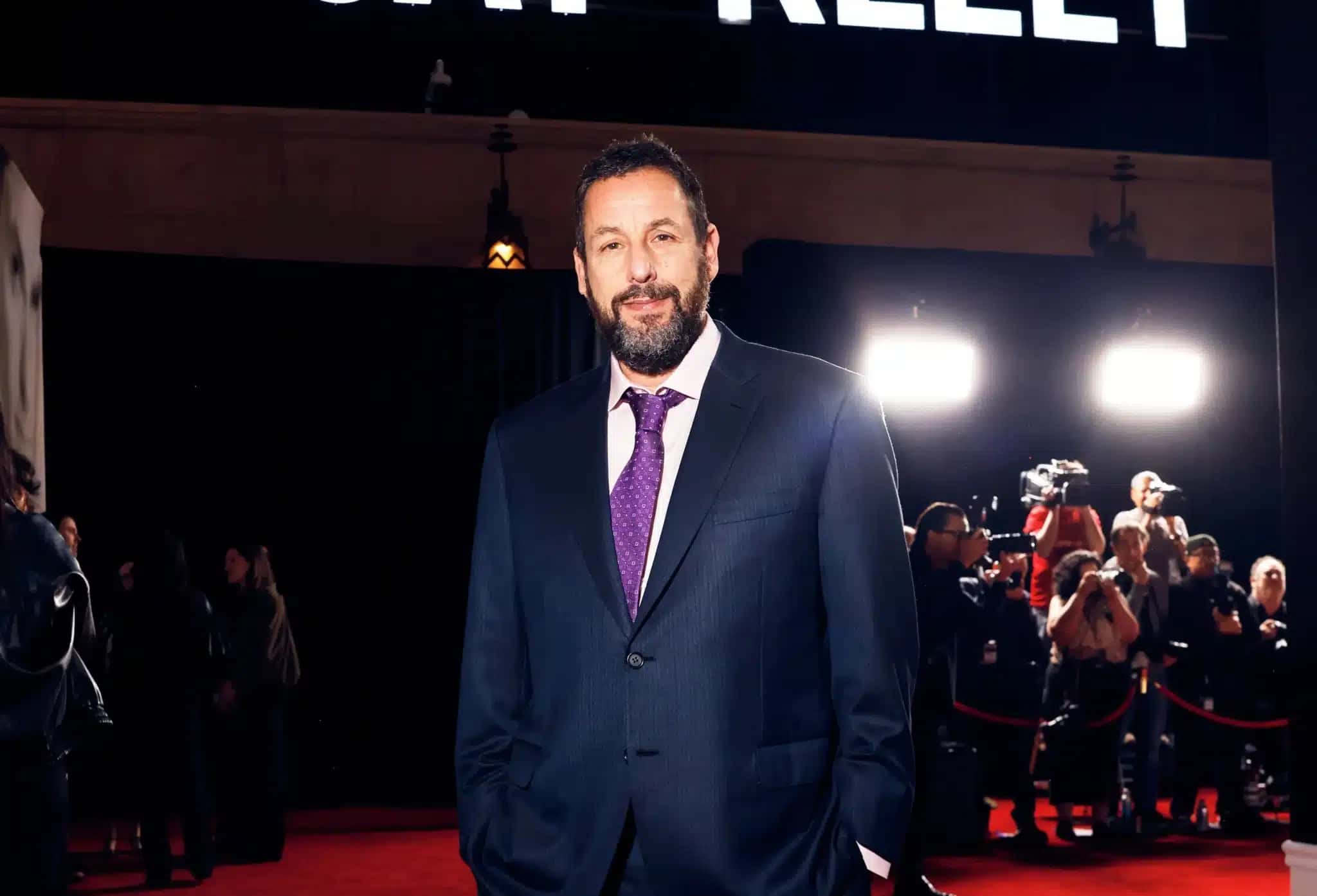 Adam Sandler na première de “Jay Kelly” em Los Angeles