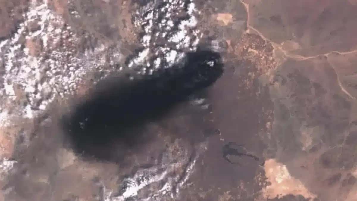 Imagens de satélite mostram consequências de uma explosão nos oleodutos da Arábia Saudita na quinta-feira (10)