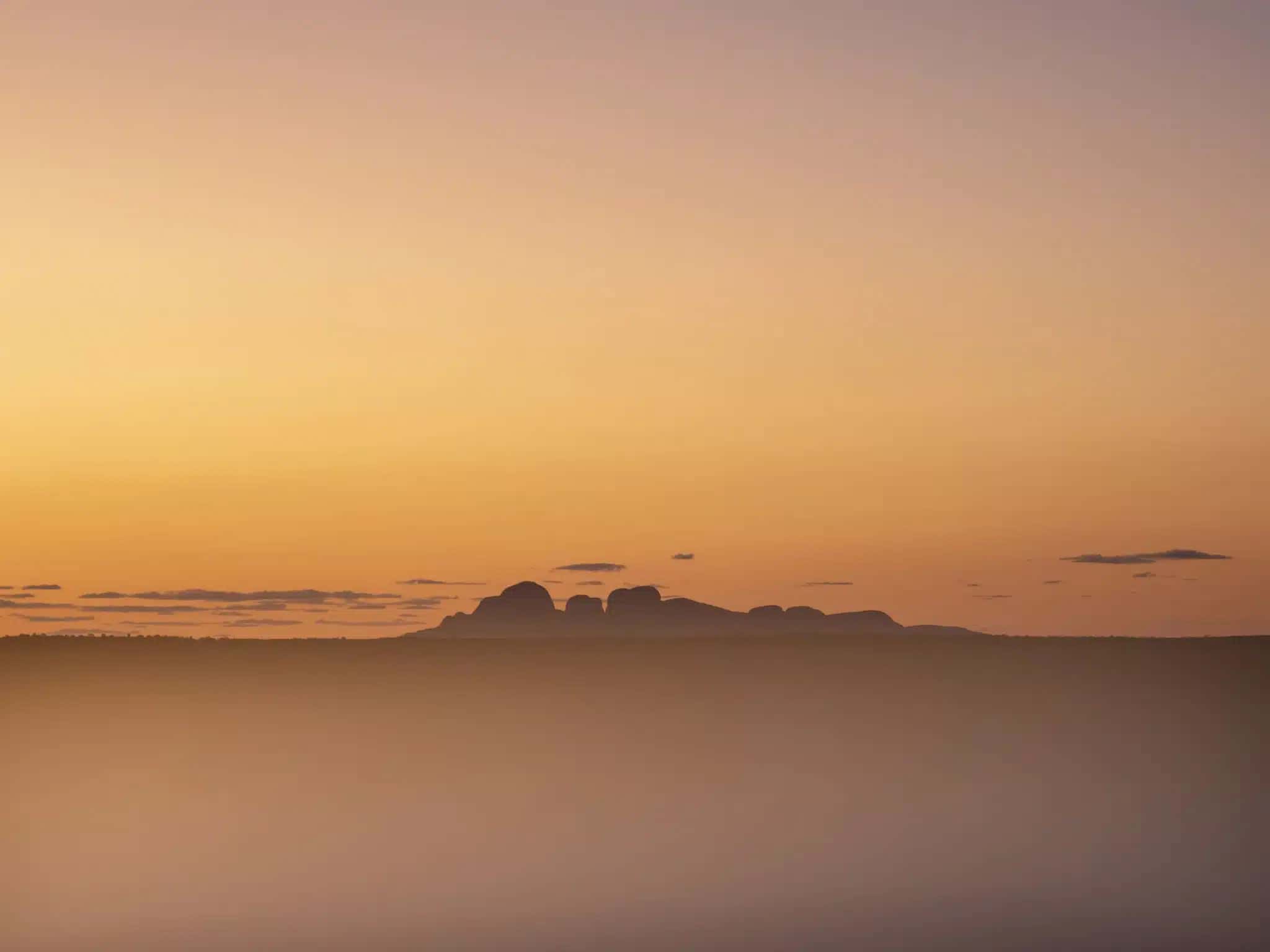 Ao longo de duas viagens de quatro meses, Lisa Michele Burns dirigiu pela Austrália e documentou suas paisagens variadas em seu novo livro de fotos, “Sightlines”. A coleção destaca os padrões e paletas de sua terra natal