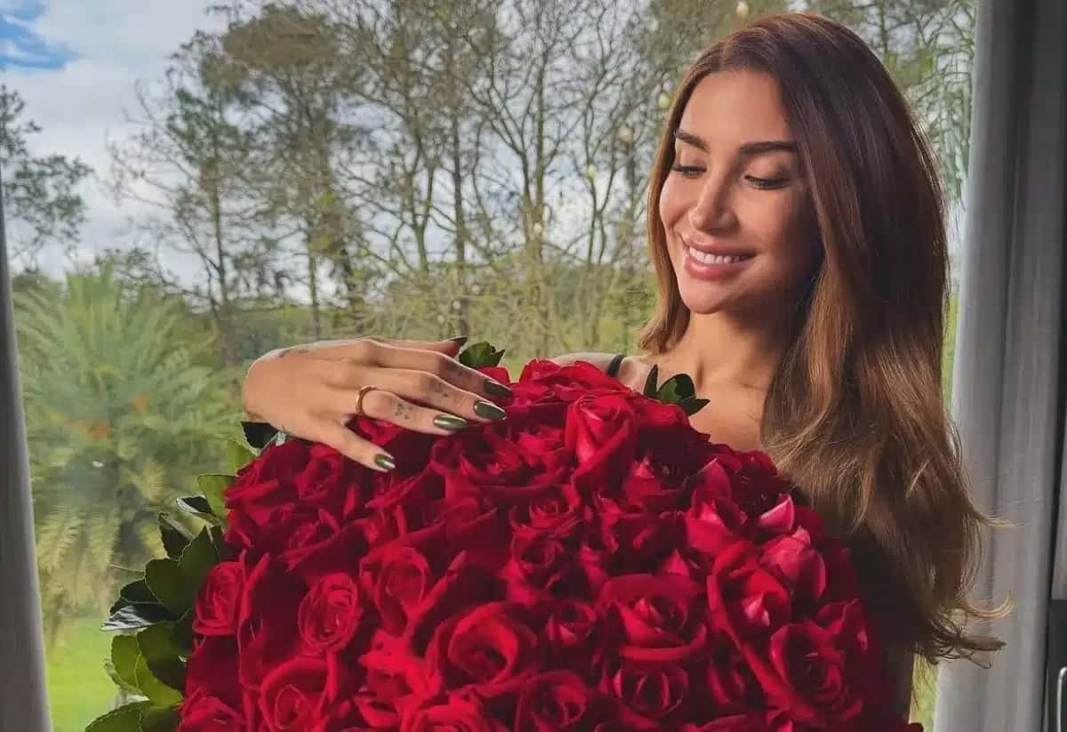 Bianca Andrade posta foto com anel e buquê de flores