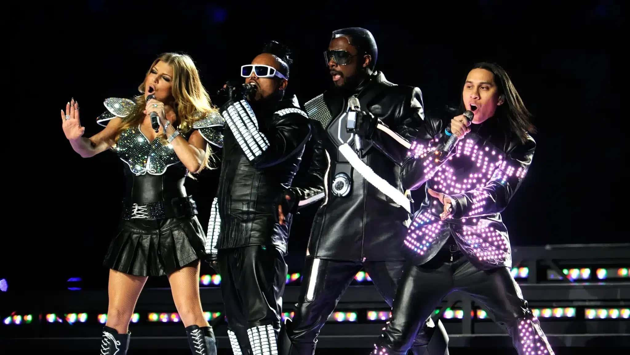 Fergie, apl.de.ap, will.i.am e Taboo durante show do The Black Eyed Peas no Super Bowl XLV, em 2011