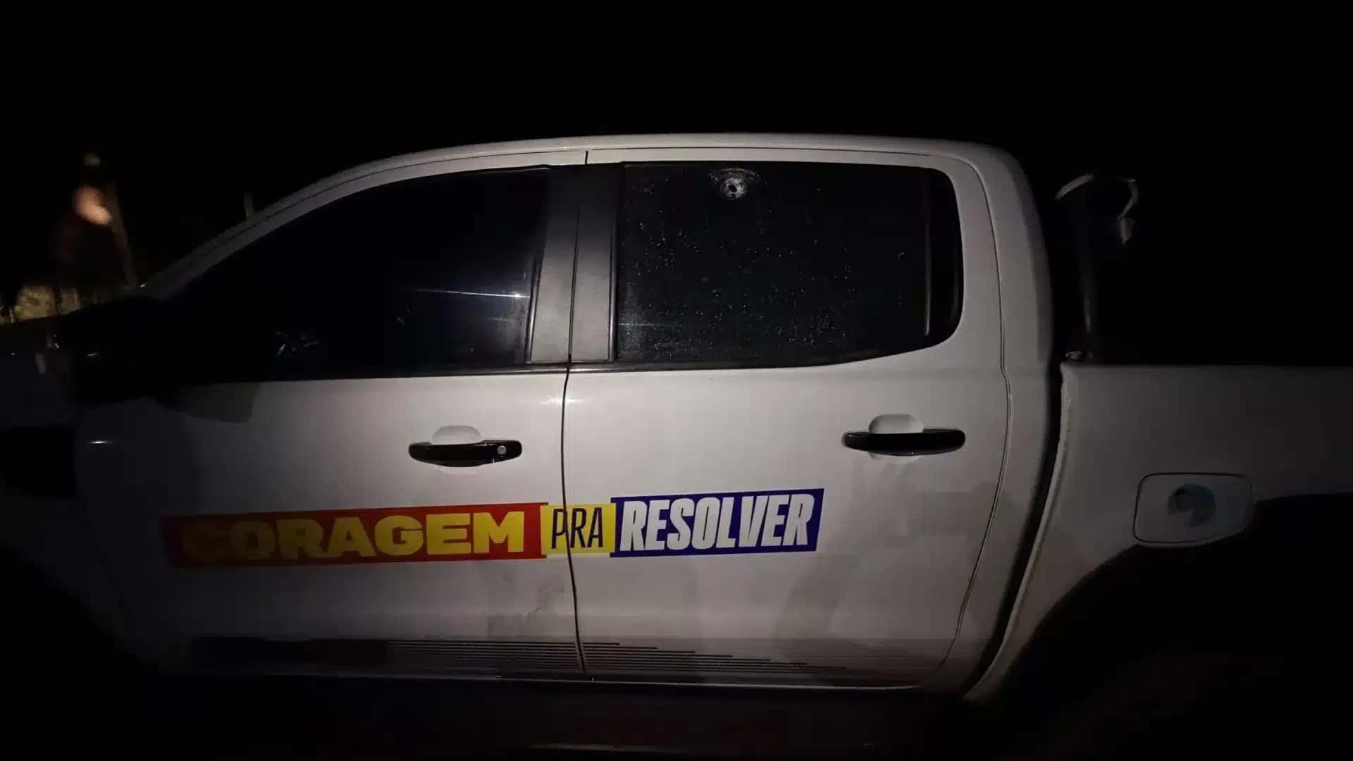 Marca de tiro no carro que levava o deputado Duarte Jr. (Avante-MA) até o município de Morros, no Maranhão