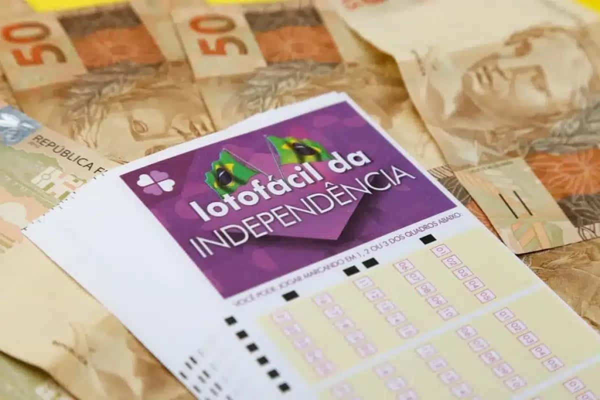 Para participar, o apostador marca entre 15 e 20 números, dentre os 25 disponíveis no volante da Lotofácil