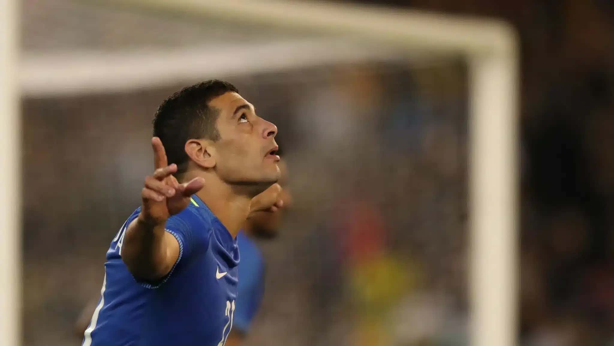 Diego Souza comemora um dos gols do Brasil em amistoso contra a Austrália