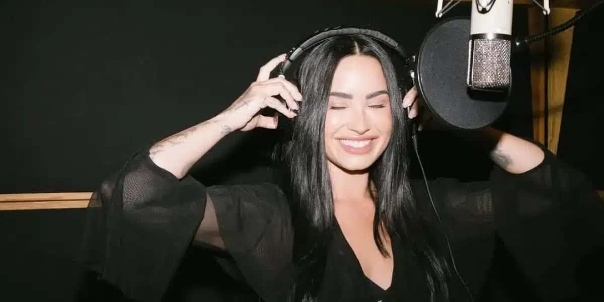 Demi Lovato faz brincadeira em rede social sobre novo albúm