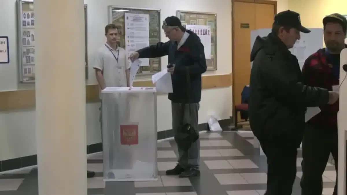 Os moscovitas esperam por mudanças com a abertura das urnas para as eleições parlamentares russas de três dias.