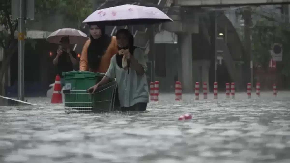 População durante as enchentes em Bangkok, na Tailândia