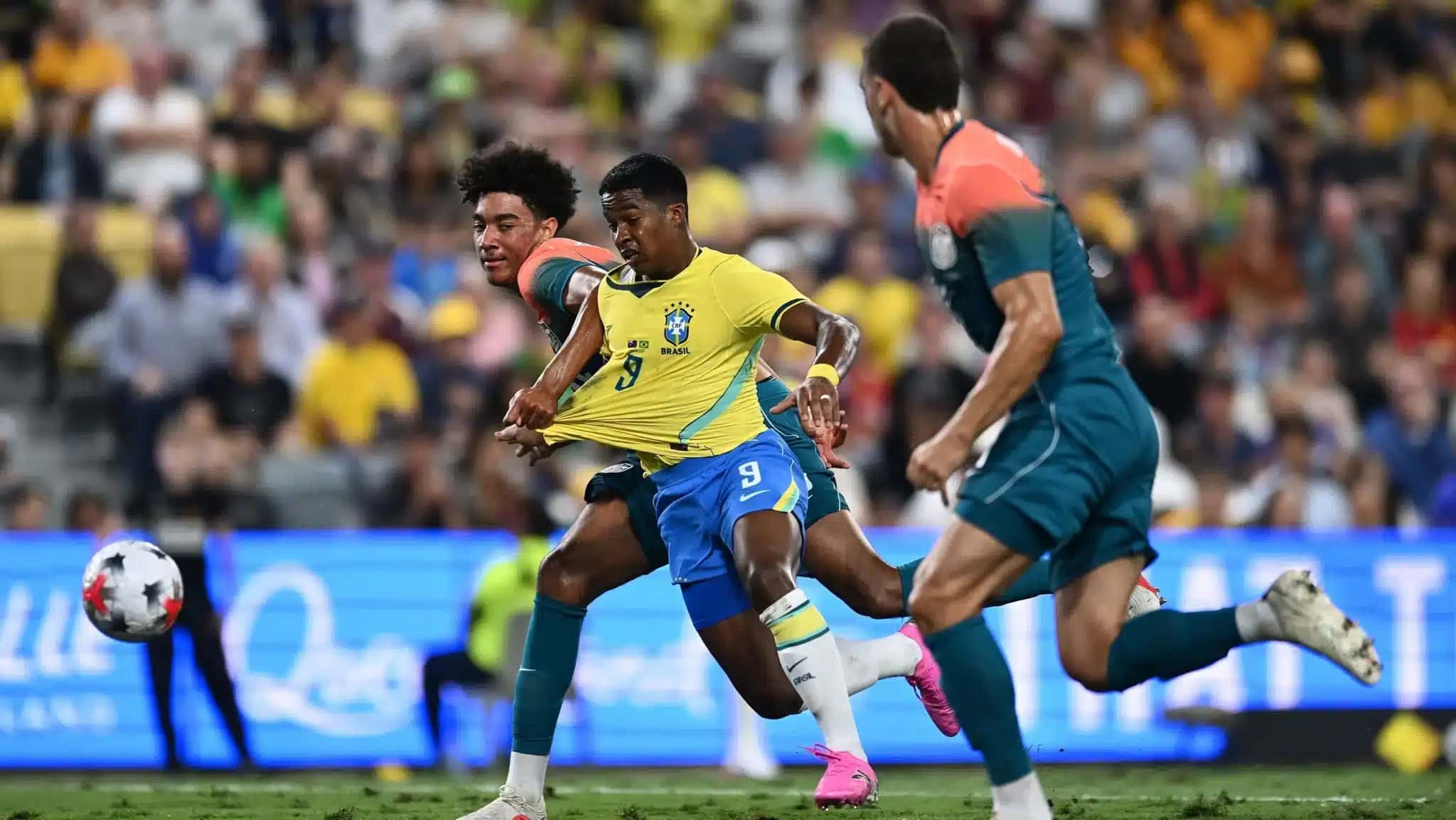 Endrick sendo puxado por defensores da Austrália
