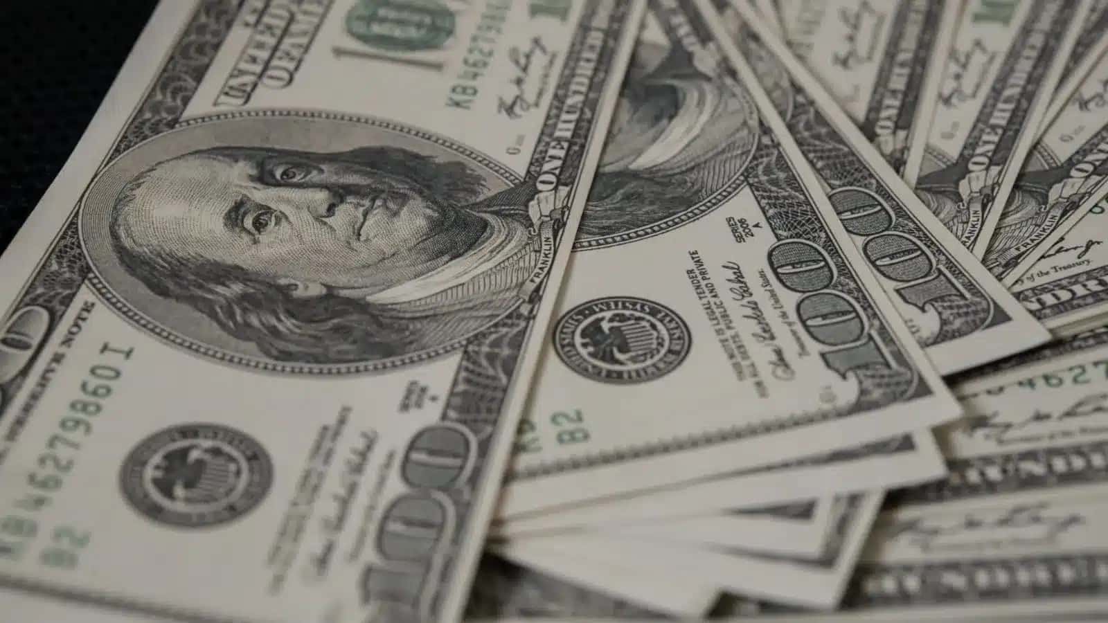 Dólar é referência mundial para negociações comerciais e financeiras; efeito mais percebido pelo consumidor aparece nos preços