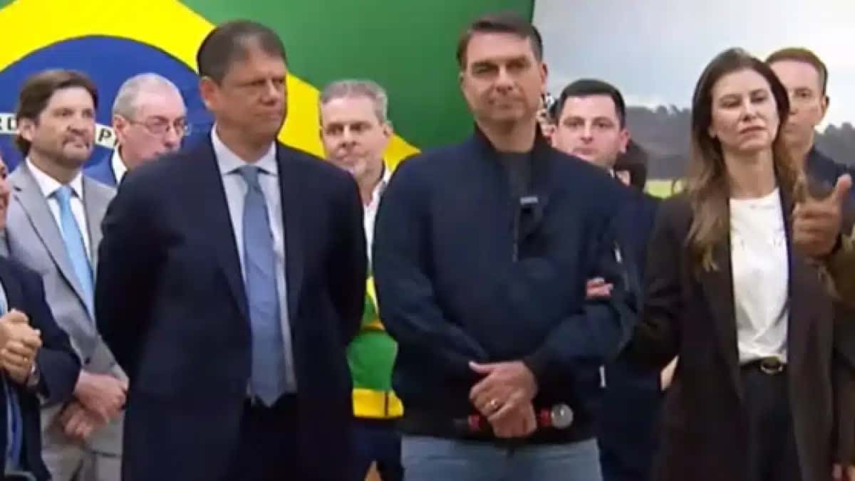 Tarcísio de Freitas e Flávio Bolsonaro em culto em igreja em SP