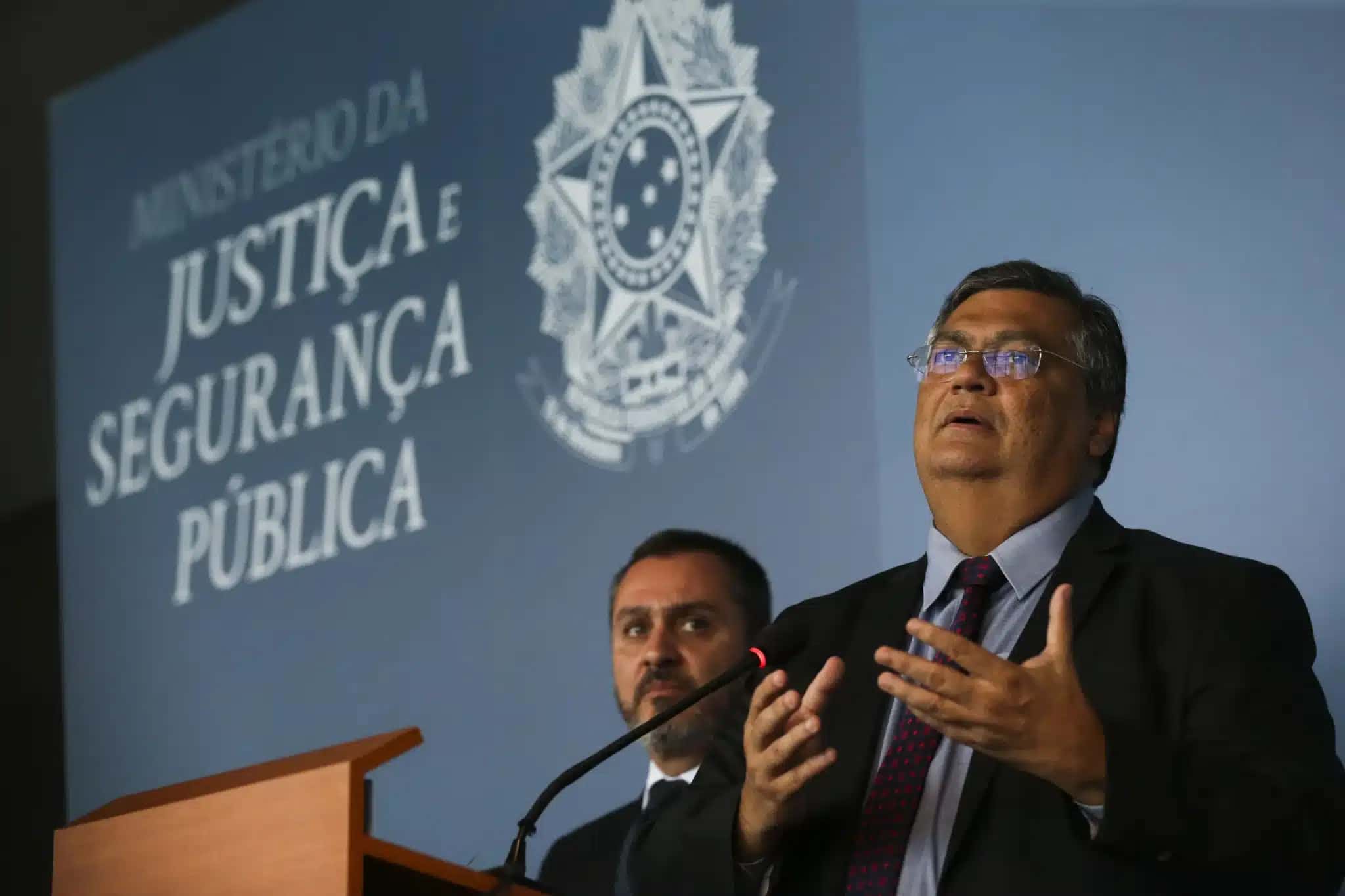 O diretor-geral da Polícia Federal, Andrei Passos, e o ministro da Justiça e Segurança Pública, Flávio Dino, durante a cerimônia em homenagem aos profissionais envolvidos na operação de garantia da democracia e preservação do estado de direito no Pais
