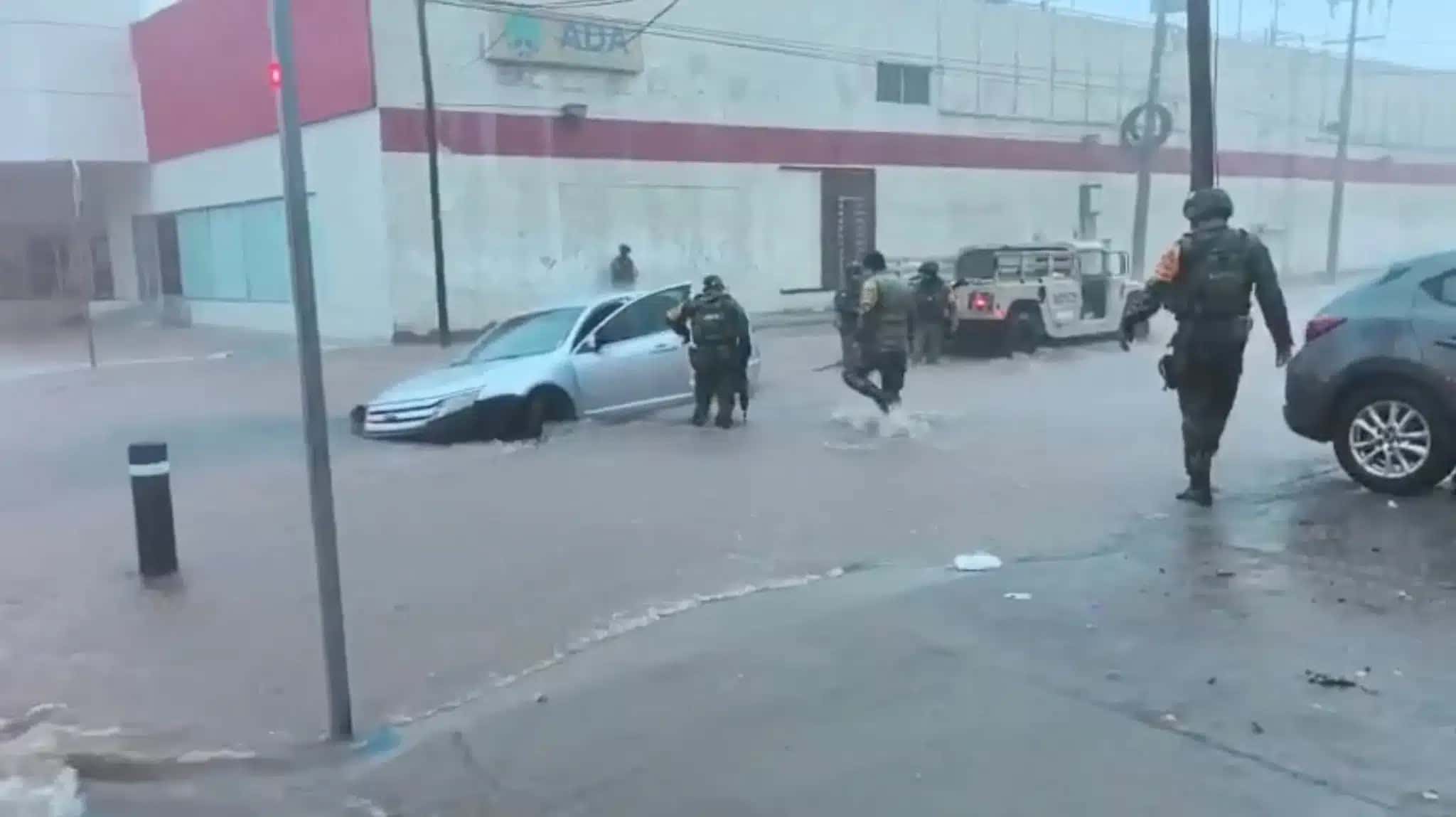 Equipe de proteção civil verifica veículo encalhado em Guaymas, Sonora, México