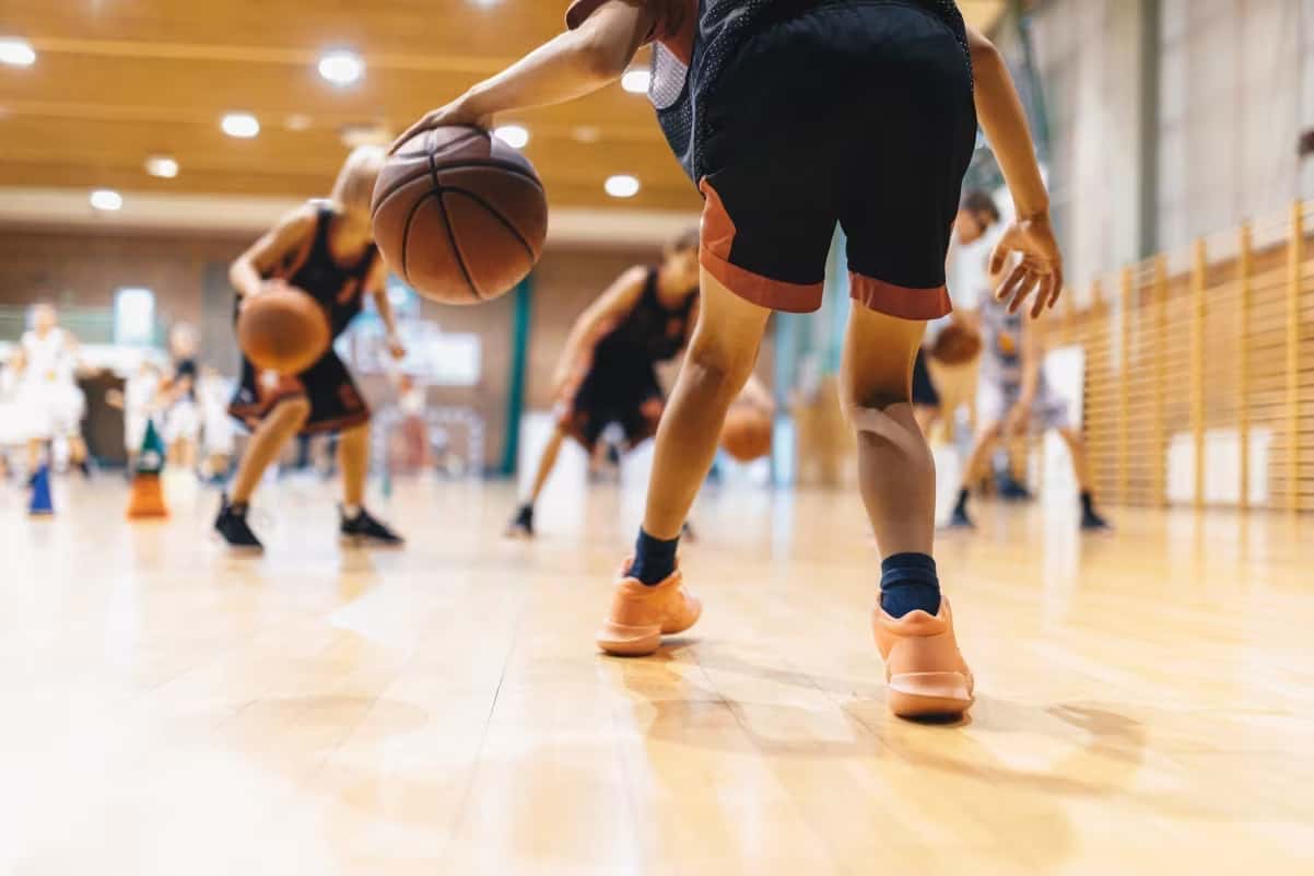 A prática de esportes pode levar a uma maior autoestima e à redução da depressão e da ansiedade em crianças, segundo pesquisas.
