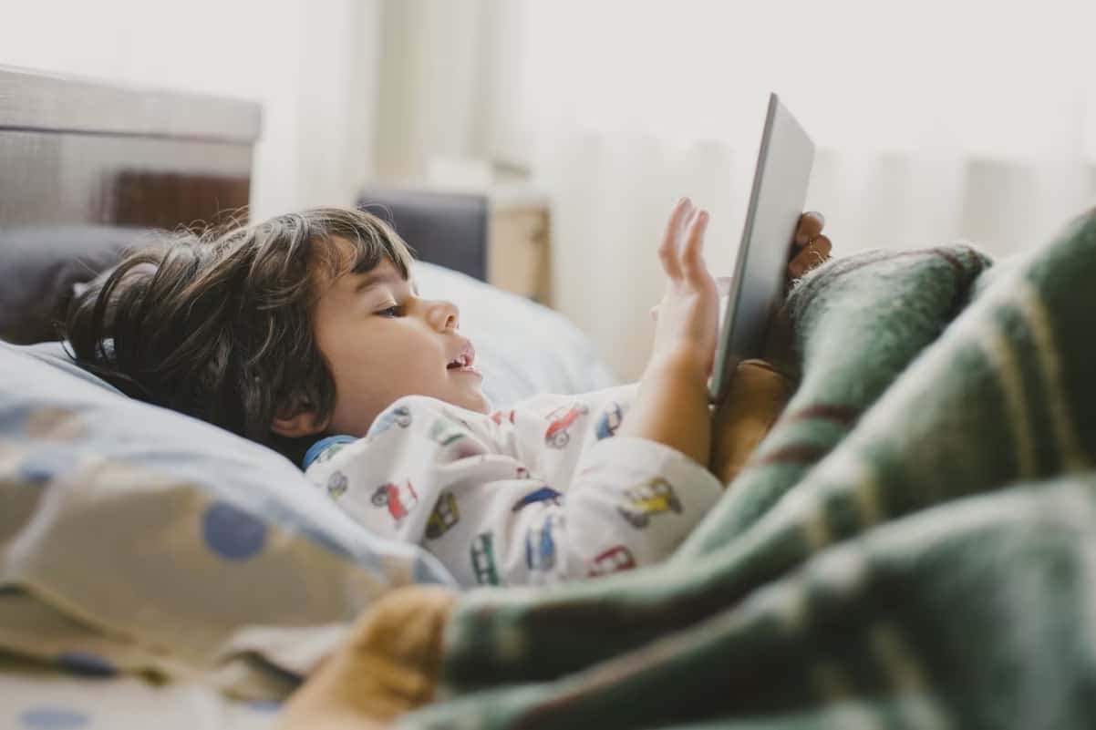 Mais tempo de tela está ligado a um desenvolvimento infantil mais ruim, segundo um estudo