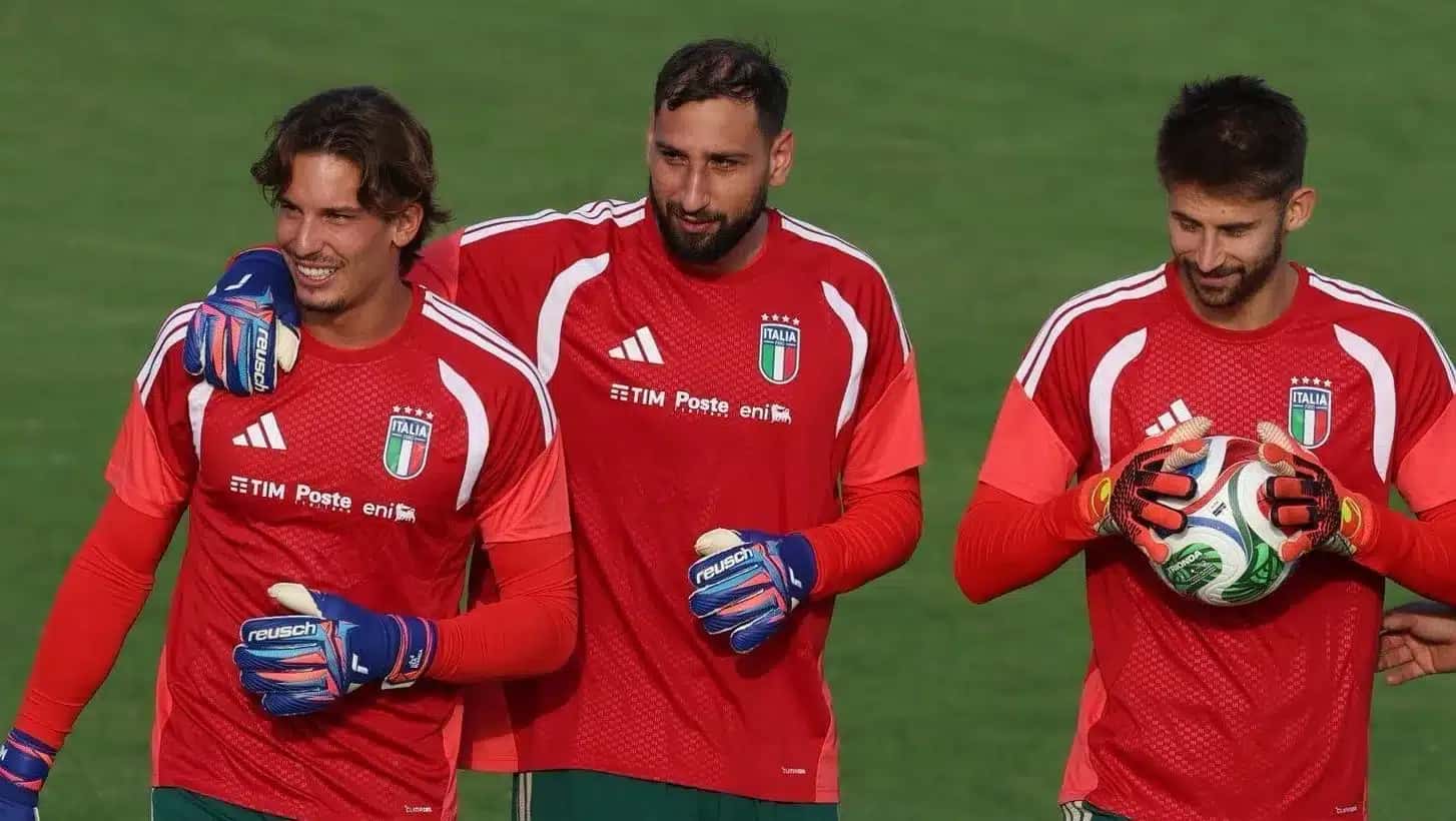 Gianluigi Donnarumma, ao centro, em treino da Itália