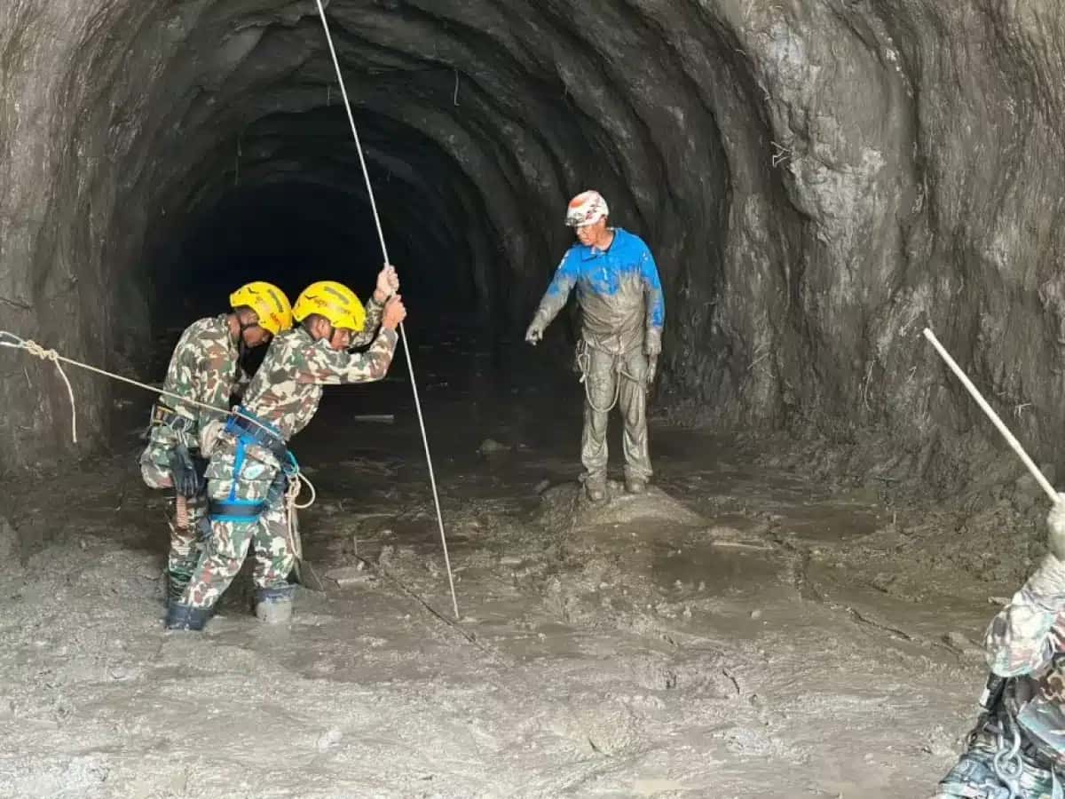 Soldados do exército nepalês trabalham durante uma operação de busca e resgate nos arredores de um túnel próximo aos locais do Projeto Hidrelétrico no distrito de Rasuwa, Nepal, nesta imagem divulgada em 2 de setembro