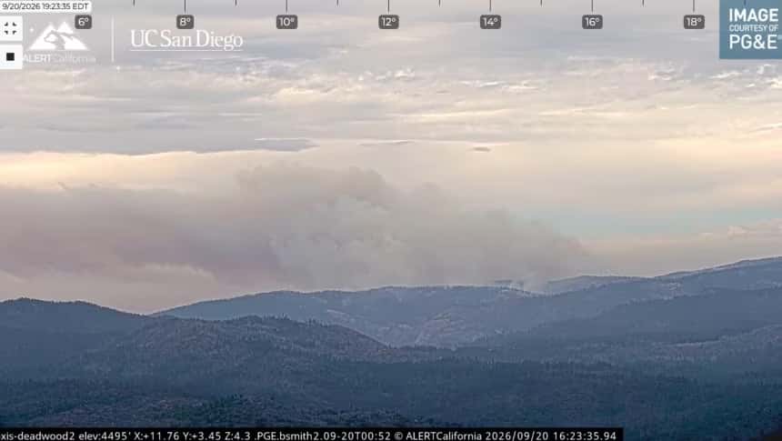 Transmissão da UC San Diego mostra fumaça e fogo do incêndio Dome ao longe, vistos de Deadwood Mountain, em 20 de setembro de 2026