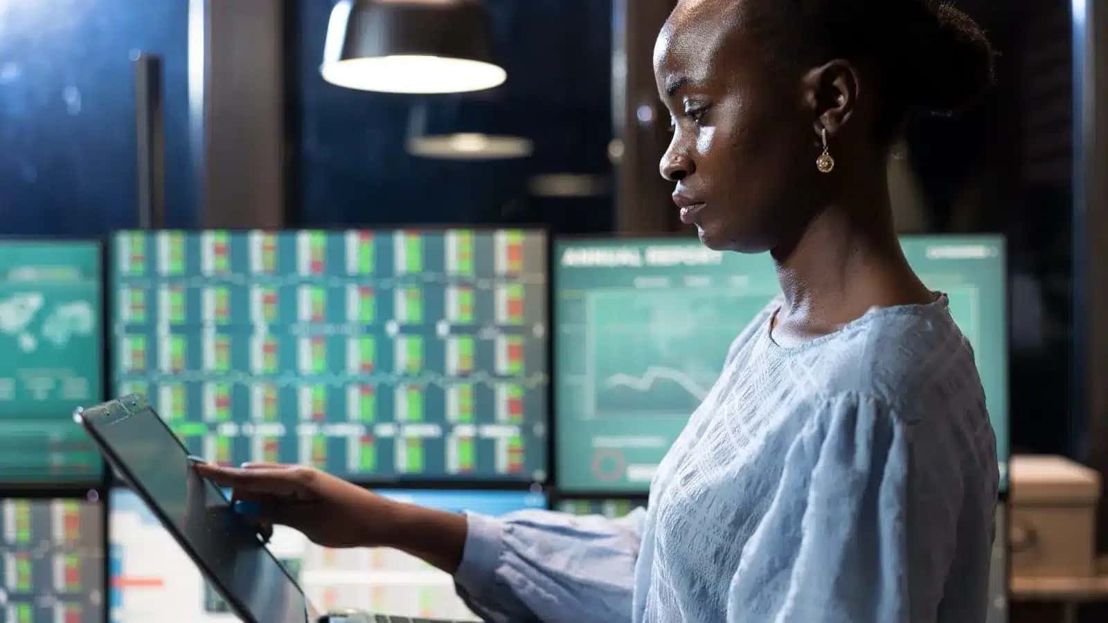 Investir com IA implica utilizar algoritmos, modelos de linguagem ou sistemas automatizado