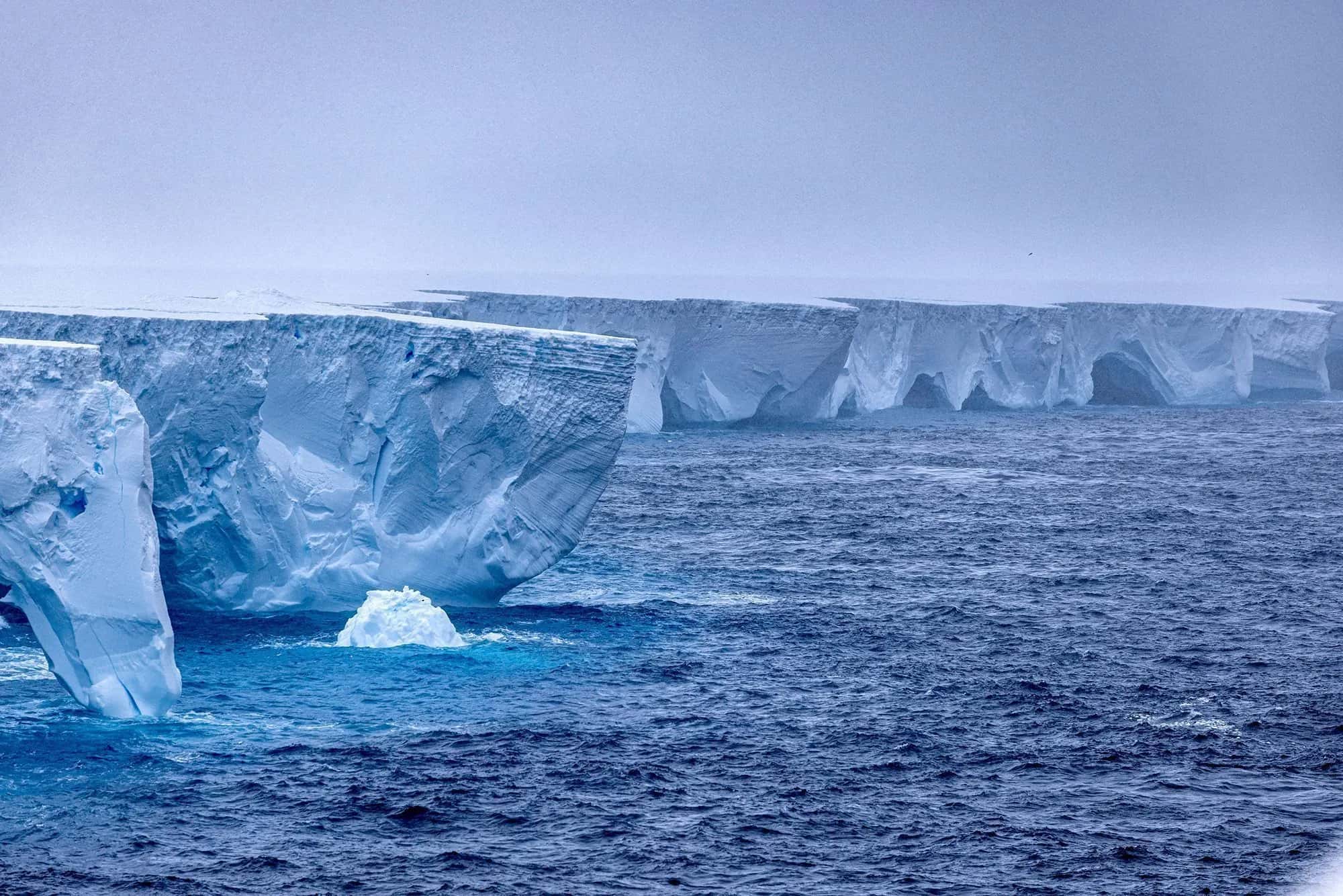 O desprendimento de icebergs das plataformas da Groenlândia durante o verão é um fenômeno natural que ocorre todos os anos