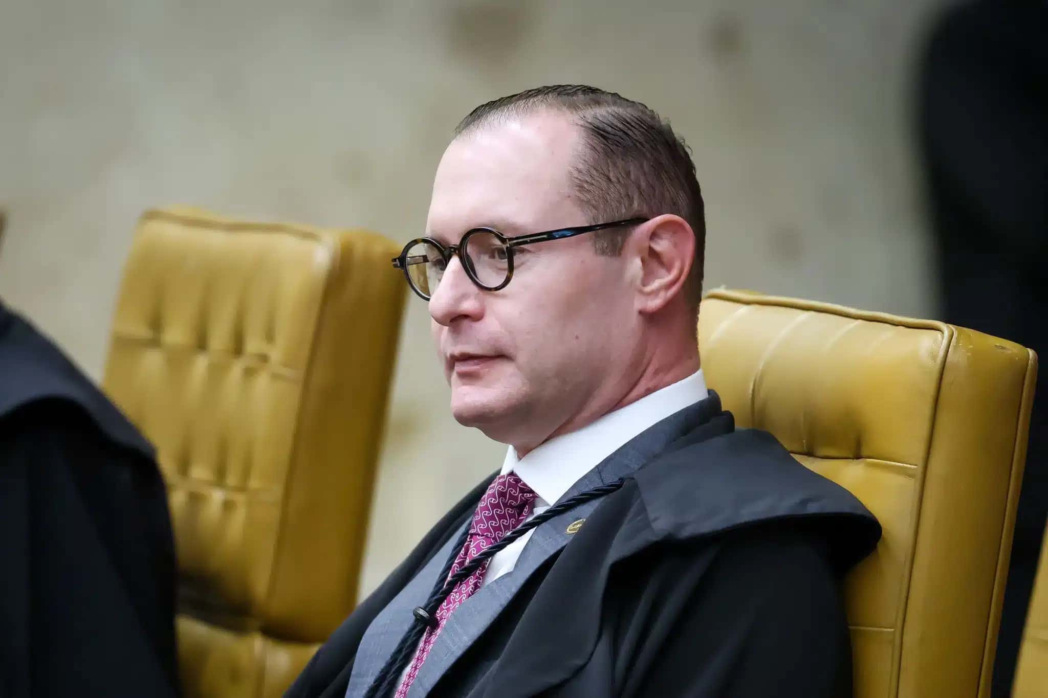 Ministro Cristiano Zanin durante sessão plenária do STF