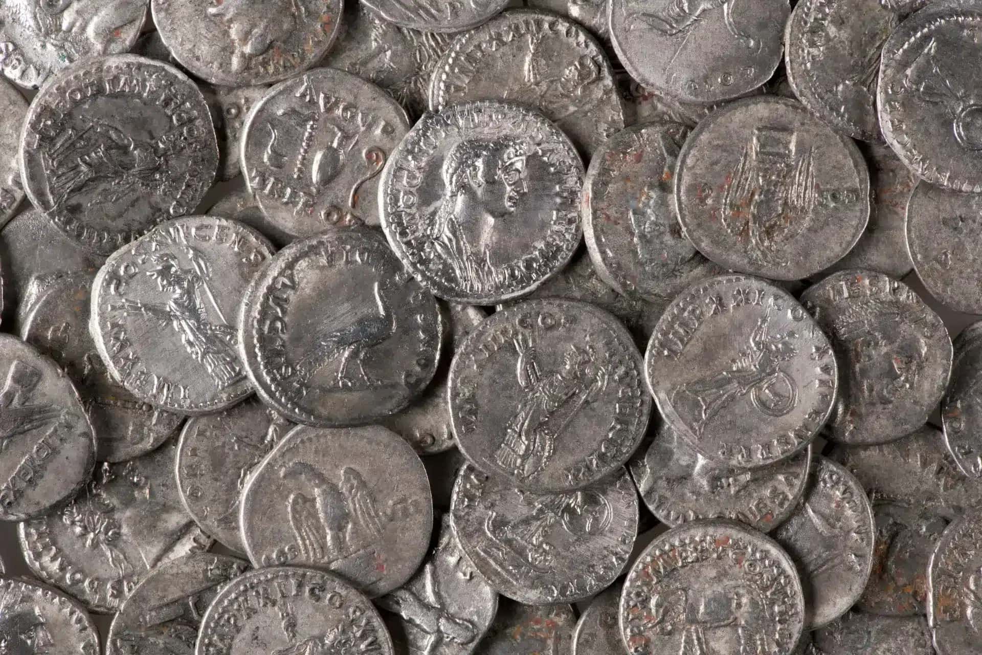 Arqueólogo amador encontra moedas de prata romanas do século II d.C em expedição com detector de metal