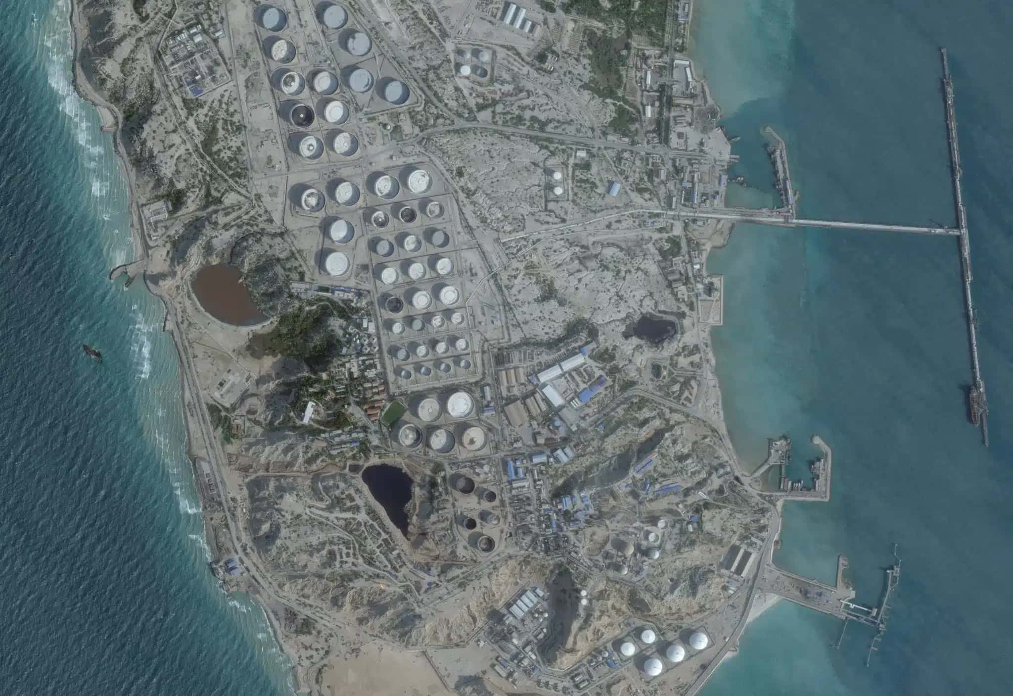 Imagem de satélite mostra terminal de petróleo na Ilha de Kharg, no Irã, em 25 de fevereiro de 2026