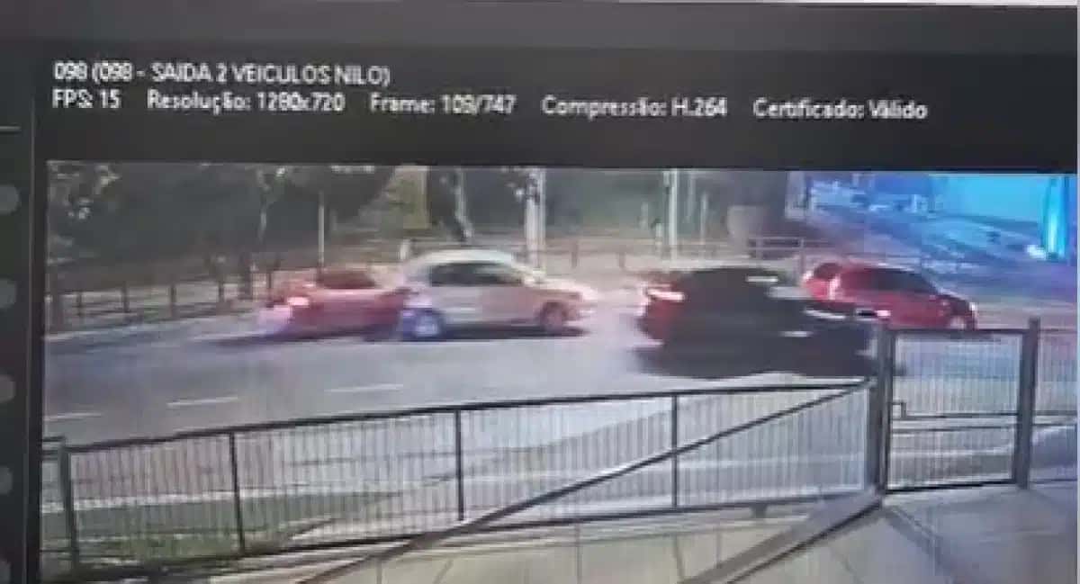 Porsche atinge carros parados em semáforo