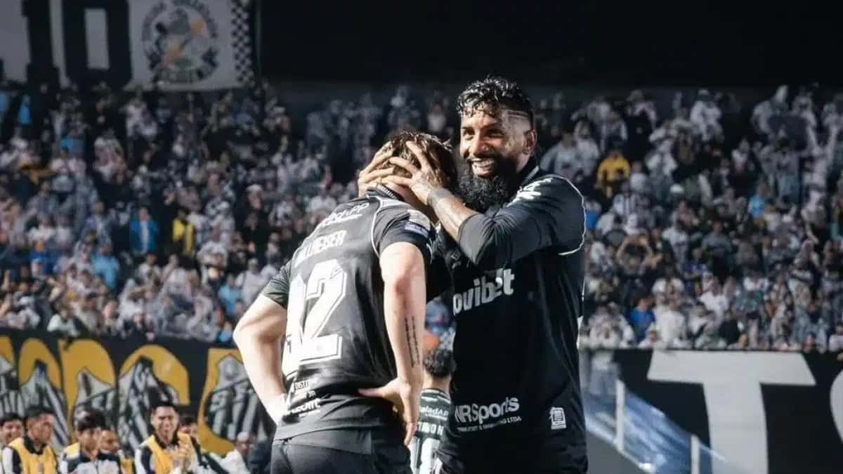 Rollheiser e Rodinei comemora gol do Santos sobre o Cruzeiro pelo Brasileirão