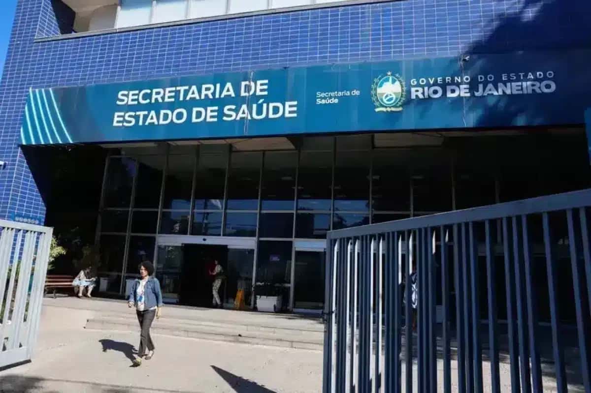 Lara Emanuelly Egito dos Santos, de 8 anos, que tem uma doença rara e depende de um medicamento de alto custo para manter o tratamento, segue sem o recebimento da teduglutida 5mg pelo Estado