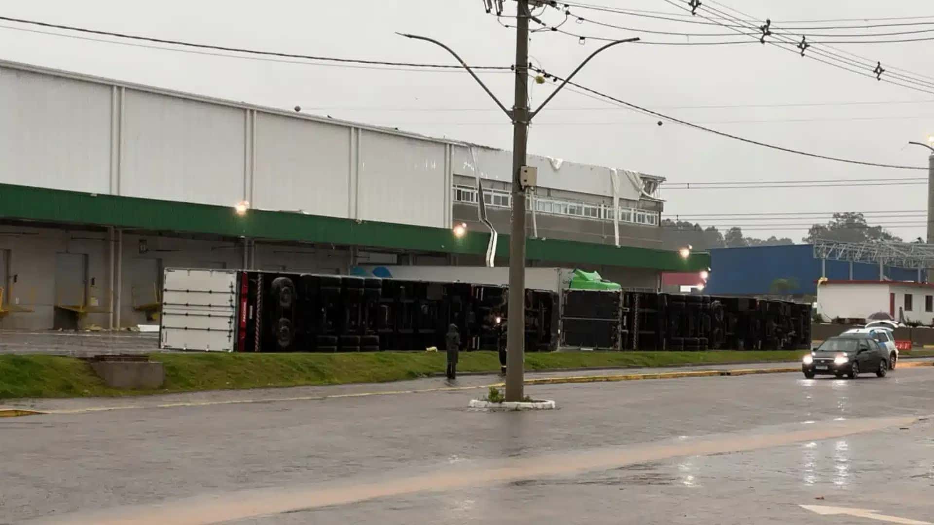 O temporal causou danos em estruturas de um centro de distribuição em Nova Santa Rita.