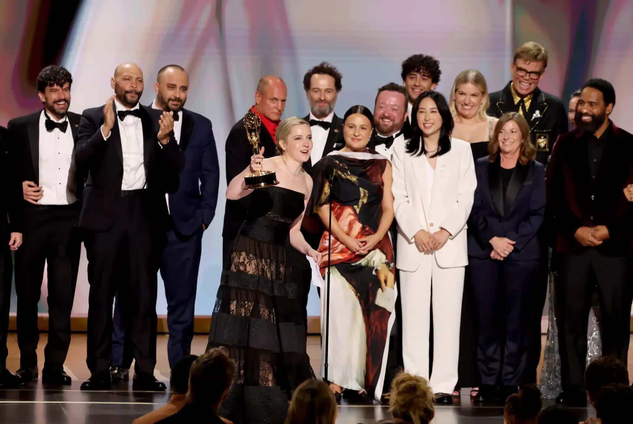 Elenco de “Widow’s Bay” venceu na categoria de Melhor Série de Comédia no Emmy 2026