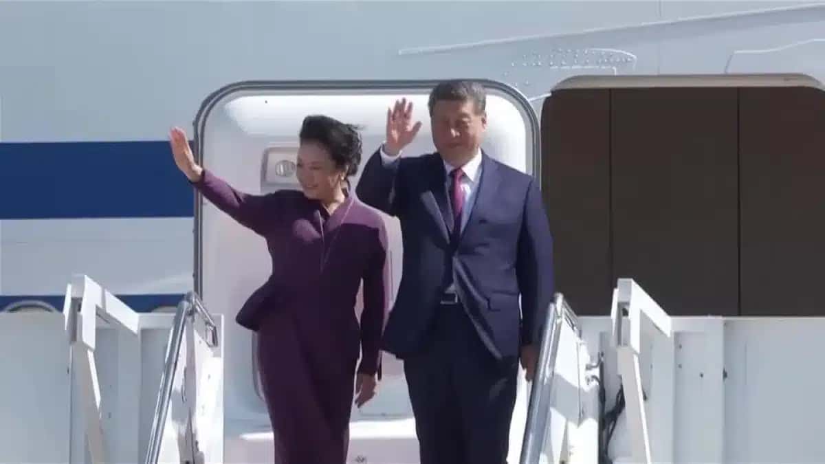 Primeira-dama da China, Peng Liyuan, e Xi Jinping, presidente da China, deixam os Estados Unidos após visita de Estado