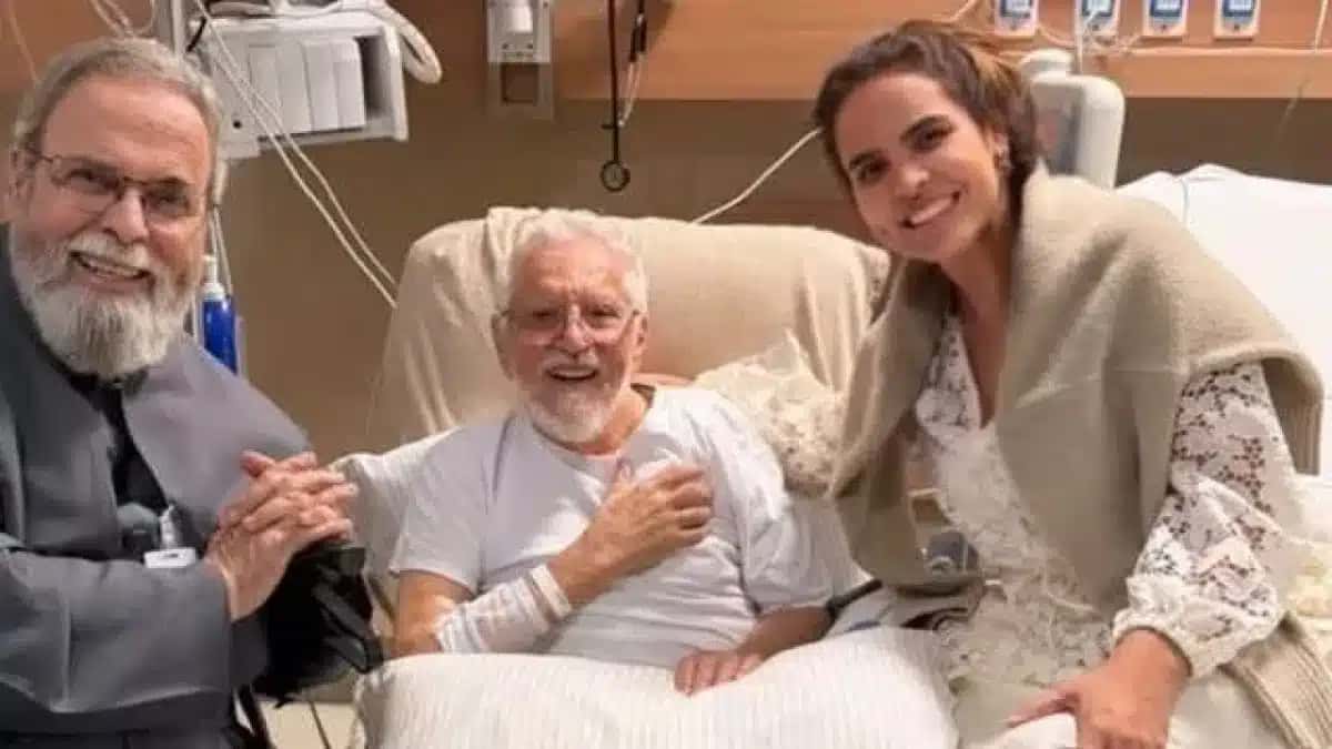 Carlos Alberto de Nóbrega posou ao lado da esposa, Roberta de Nóbrega, e do padre Antônio Maria no hospital