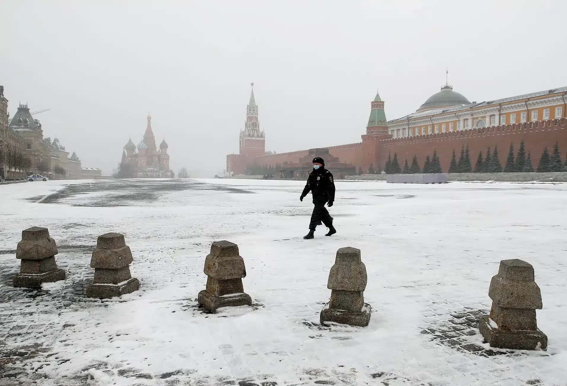 Policial patrulha a Praça Vermelha, em Moscou.