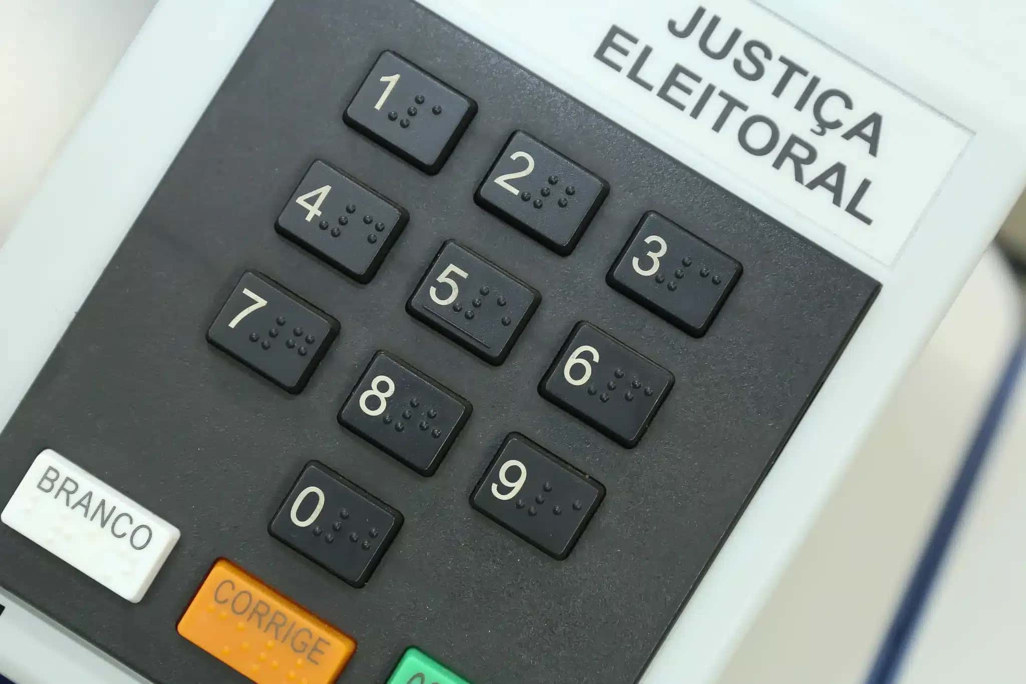 O motivo de 1965 pelo qual você vota em deputado antes de presidente na urna eletrônica