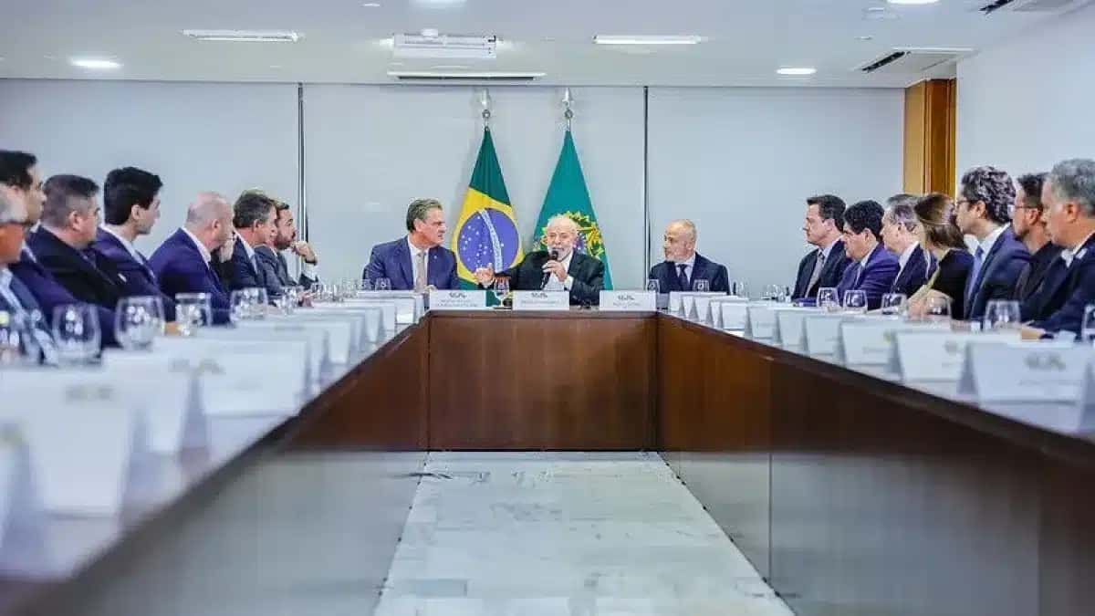 Presidente da República, Luiz Inácio Lula da Silva, durante reunião com Associação Brasileira das Indústrias Exportadoras de Carnes (ABIEC), Associação Brasileira de Proteína Animal (ABPA), e Associação Brasileira de Frigoríficos (Abrafrigo), acompanhado do Ministro da Agricultura e Pecuária, Carlos Fávaro, no Palácio do Planalto. Brasília – DF.