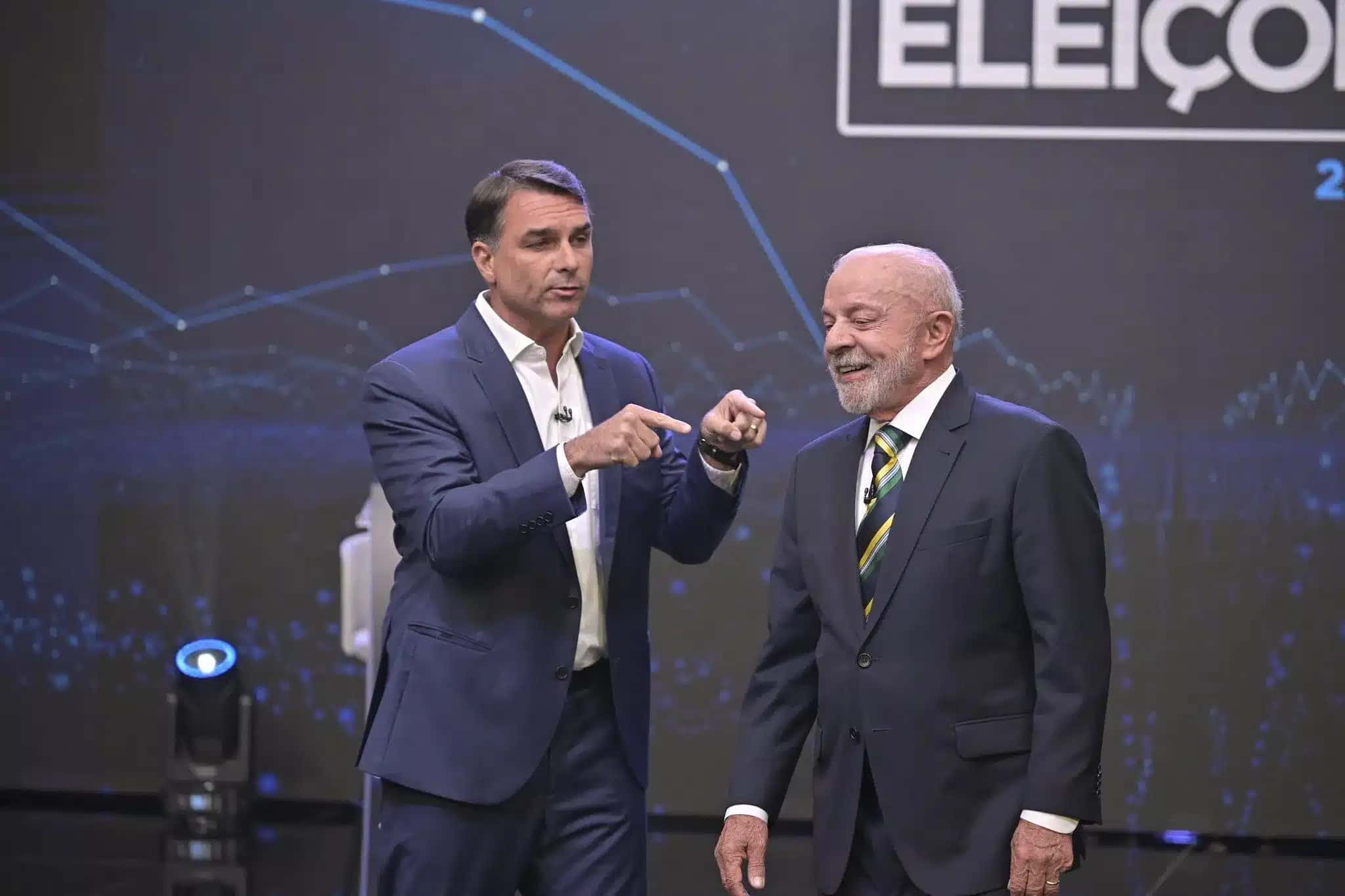Debate entre Lula e Flávio Bolsonaro é marcado por embates e troca de argumentos.