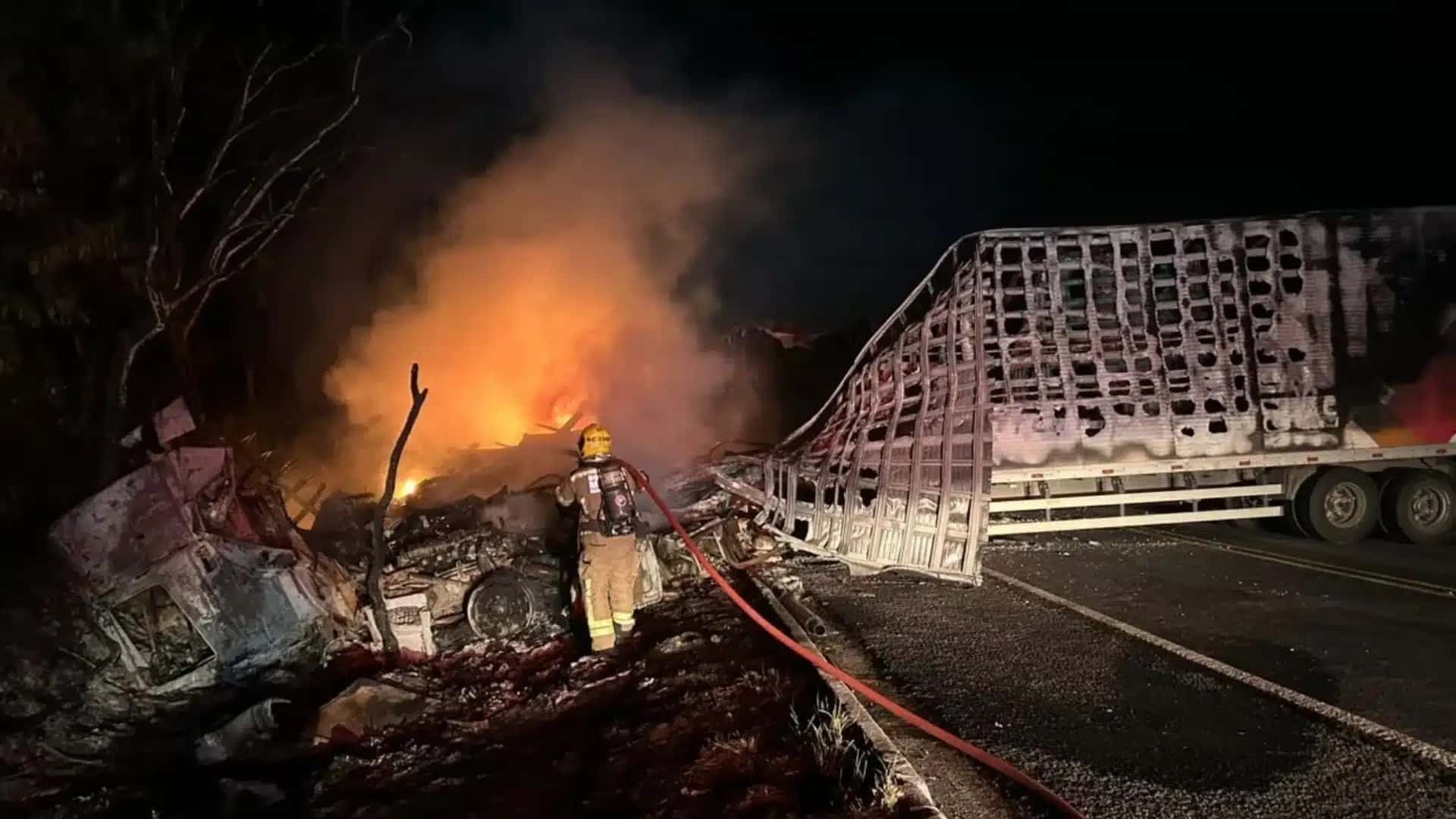 Colisão frontal entre duas carretas ocorreu na BR-251, km 397, nas proximidades de Bocaina, município de Grão Mogol, no Norte de Minas.