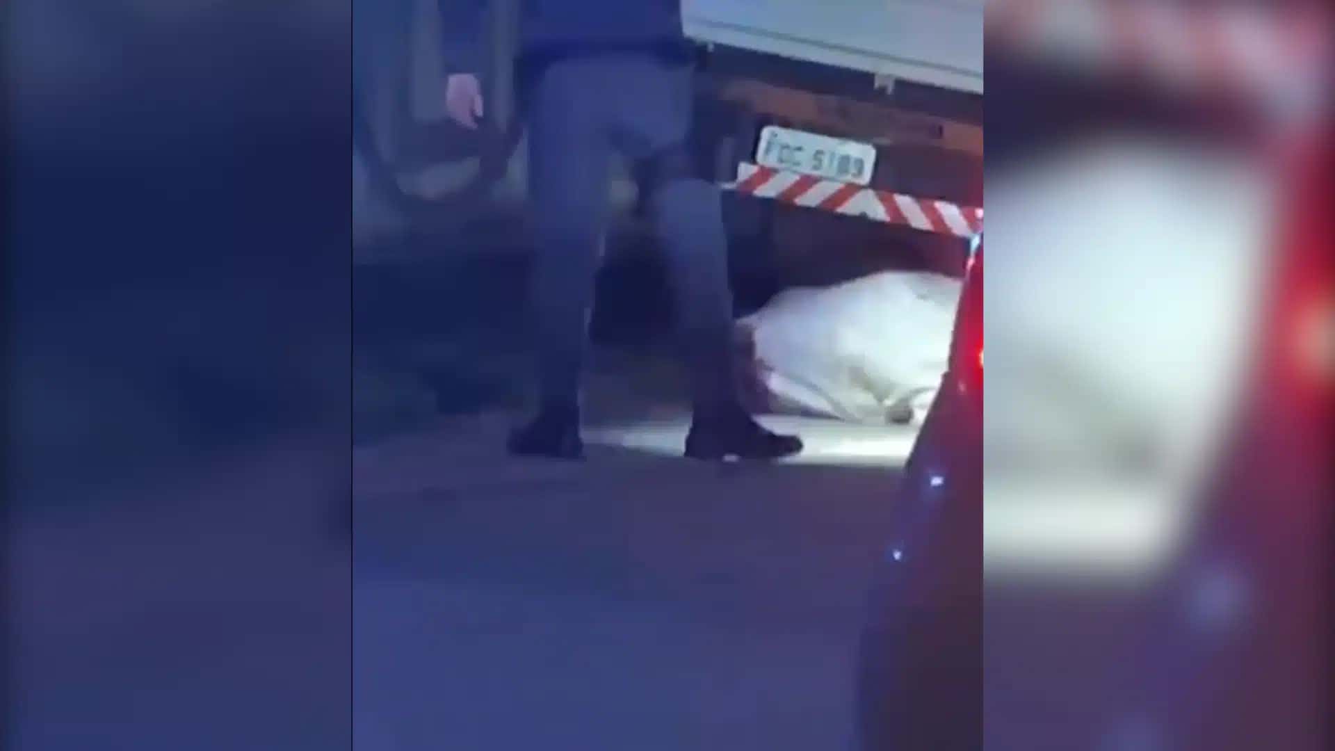 A vítima é um homem que ainda não foi identificado, assim como a causa da morte, e estava em um lençol, com ferimentos de disparos de arma de fogo.