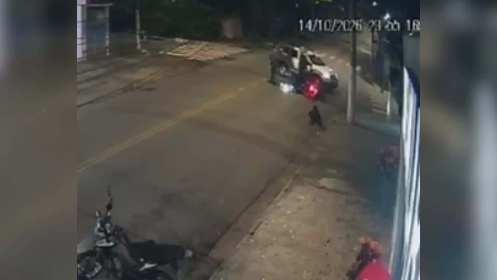 PM atropelou e matou um suspeito durante tentativa de assalto. Vítima não se machucou.
