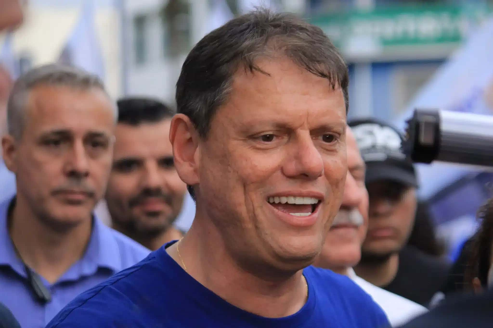 O governador de São Paulo e candidato à reeleição, Tarcísio de Freitas (Republicanos), faz caminhada pelo boulevard central de Barueri, na Região Metropolitana de São Paulo, na manhã desta quinta-feira (1º).