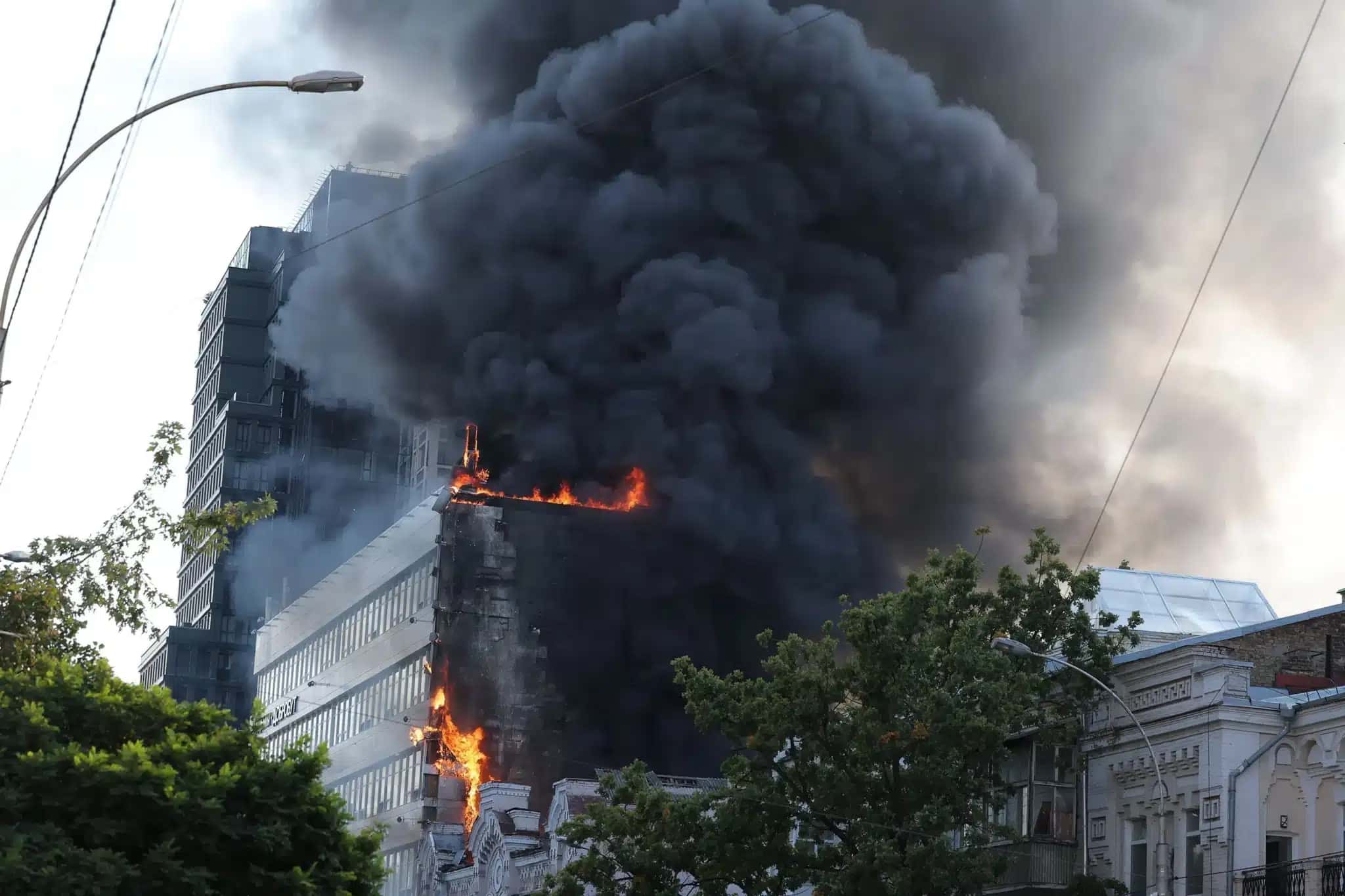 Uma unidade de saúde atingida por um drone russo, em chamas, em Kiev, na Ucrânia, em 28 de setembro