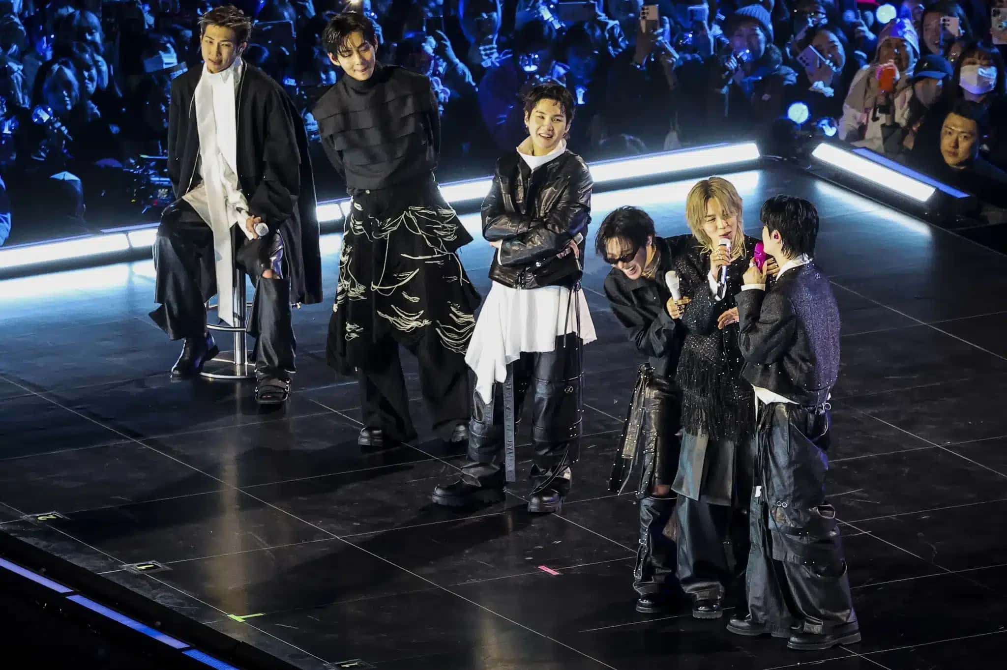 A boy band de K-pop BTS se apresenta no palco durante o show de retorno na Praça Gwanghwamun em 21 de março de 2026 em Seul, Coreia do Sul.