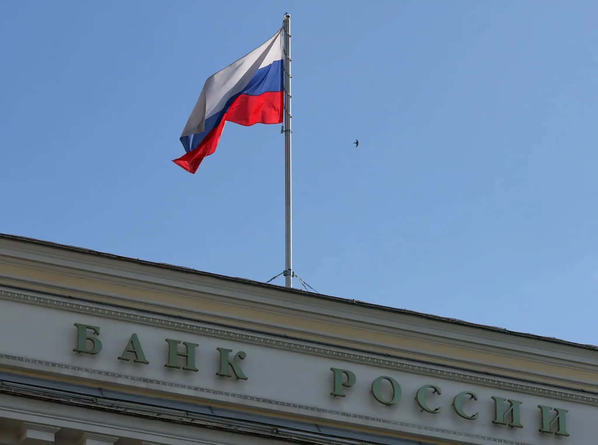 Bandeira hasteada na sede do Banco Central da Rússia, em Moscou, em 11 de setembro de 2026. REUTERS/Shamil Zhumatov