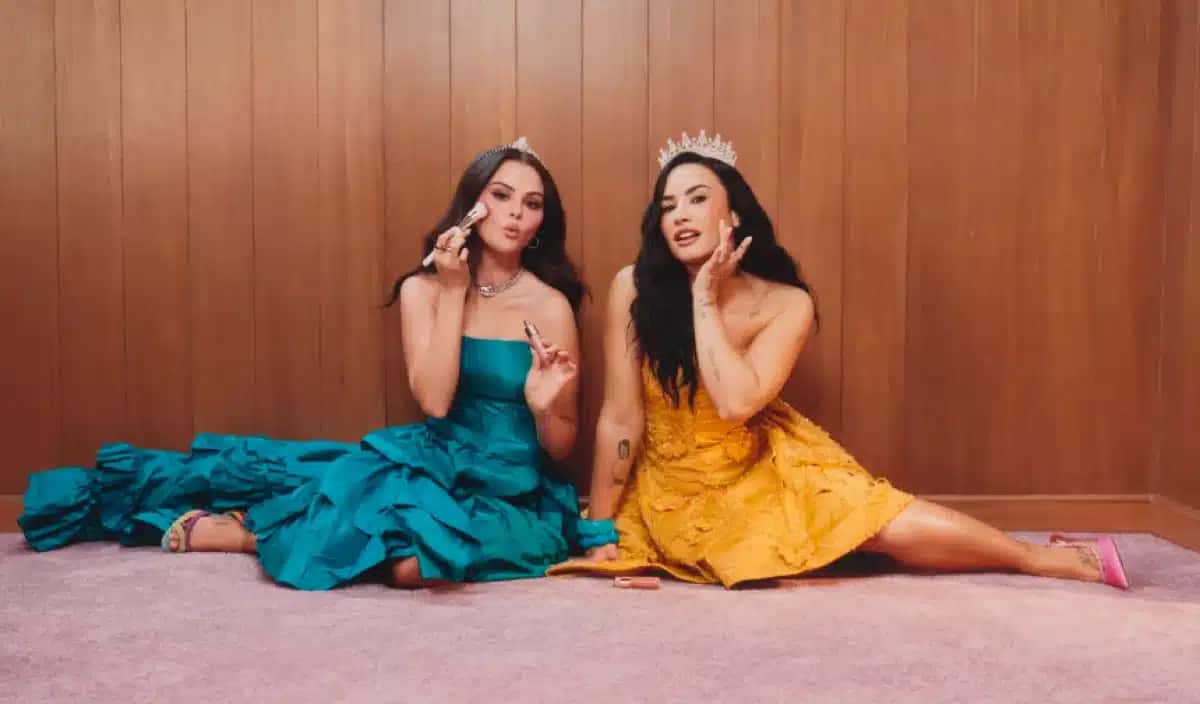 Selena Gomez e Demi Lovato em nova campanha da Rare Beauty | Foto: Reprodução/Veja