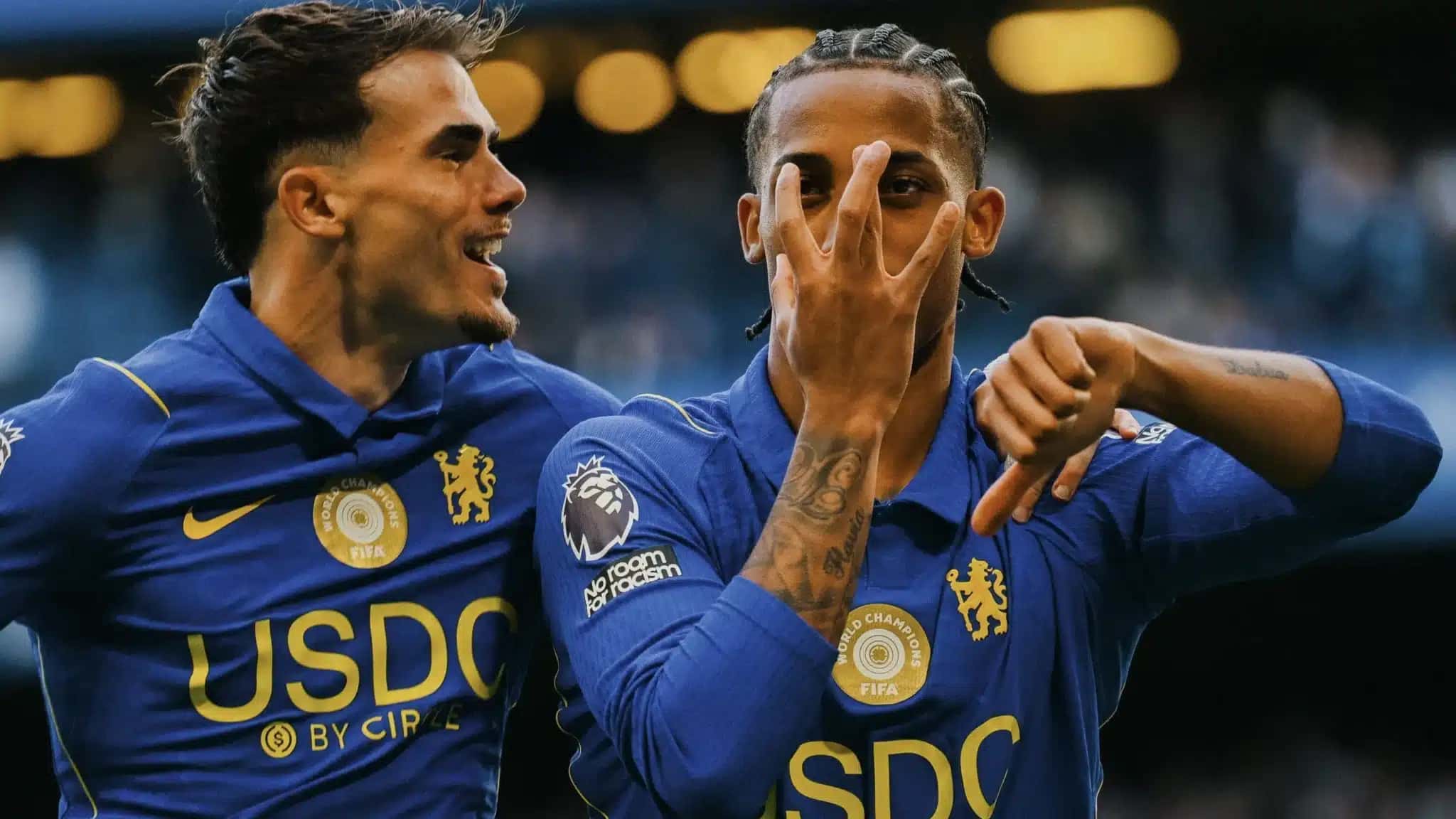 João Pedro comemora gol pelo Chelsea.